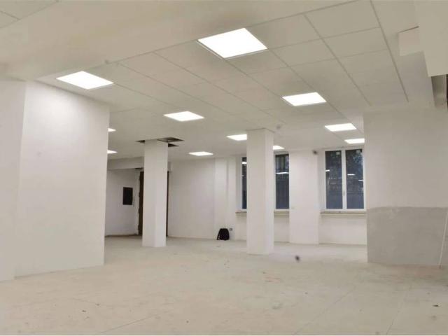 Locale Commerciale in affitto a San Martino, Como