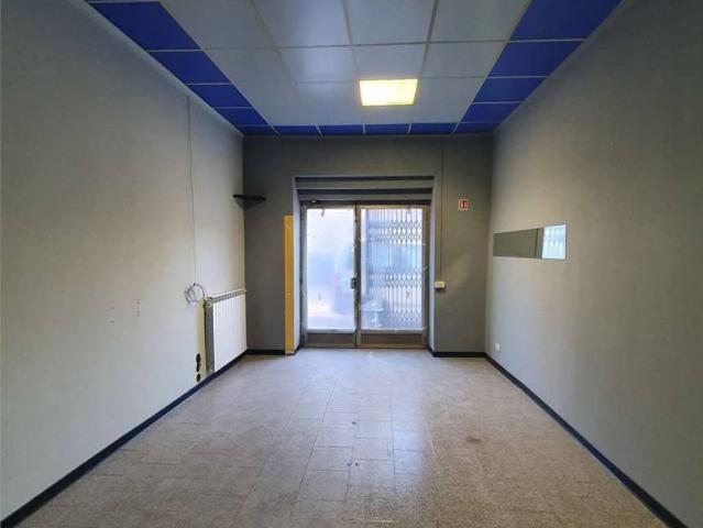 Locale Commerciale in affitto a Caserme, Como