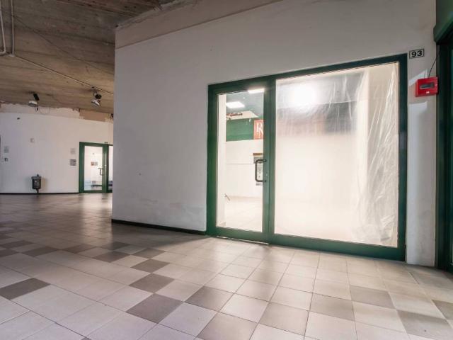 Locale Commerciale in affitto a Como, Lombardia