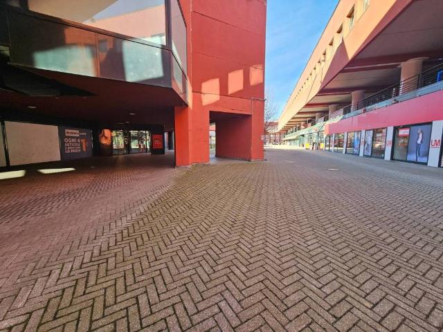 Locale Commerciale in affitto a Como, Lombardia