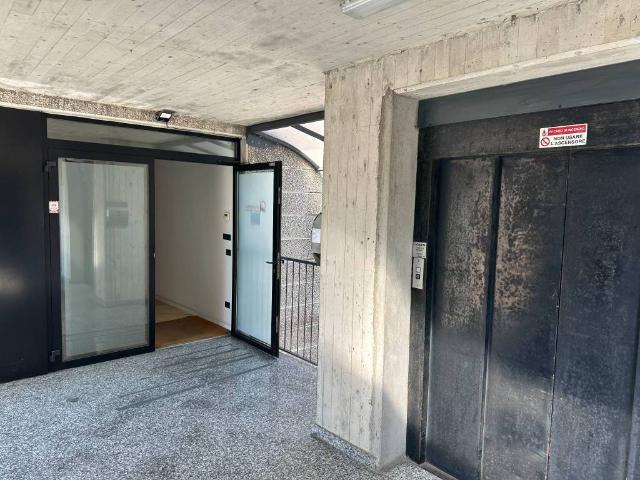 Locale Commerciale in affitto a Sant'Agostino, Como