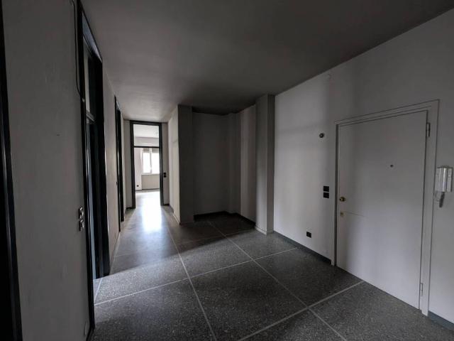 Locale Commerciale in affitto a Sant'Agostino, Como