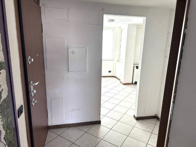 Locale Commerciale in affitto a Breccia, Como