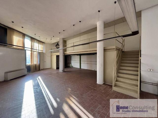 Locale Commerciale in affitto a Prestino, Como