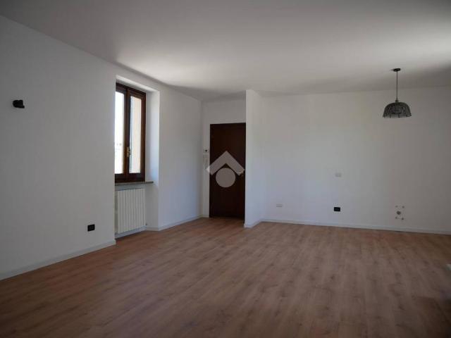 Locale Commerciale in affitto a Rebbio, Como