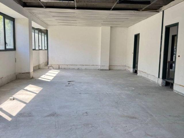 Locale Commerciale in affitto a Prestino, Como