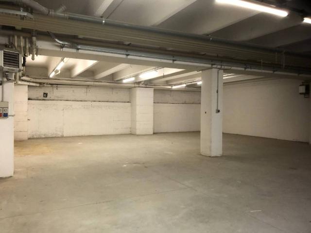 Locale Commerciale in affitto a Lazzago, Como