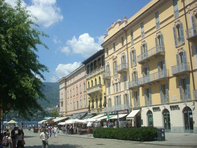 Locale Commerciale in affitto a Lungolago, Como