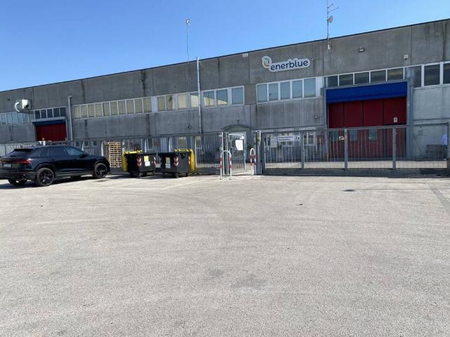 Locale Commerciale in affitto a Cona, Veneto