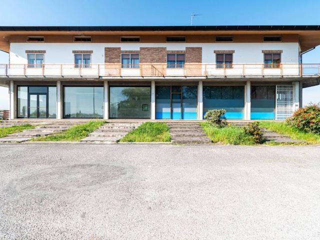 Locale Commerciale in affitto a Concordia Sagittaria, Veneto