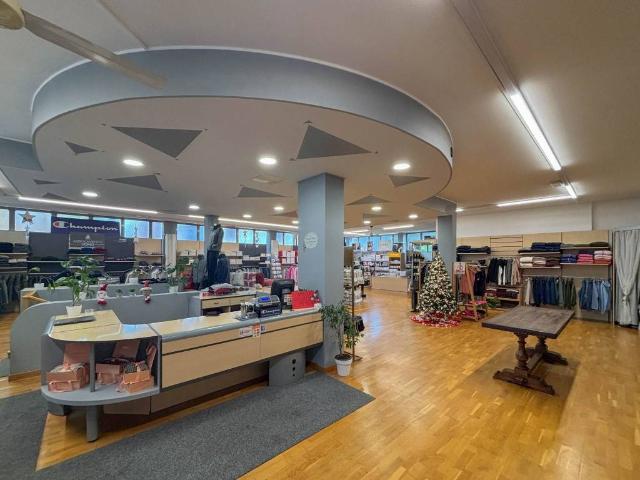 Locale Commerciale in affitto a Concorezzo, Lombardia