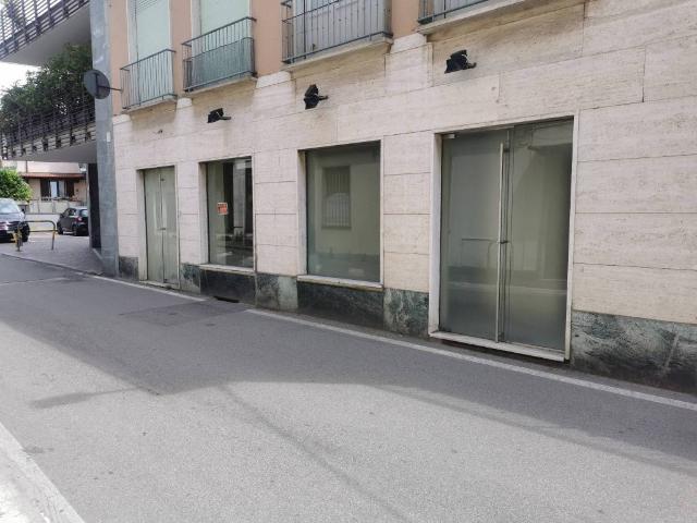 Locale Commerciale in affitto a Concorezzo, Lombardia