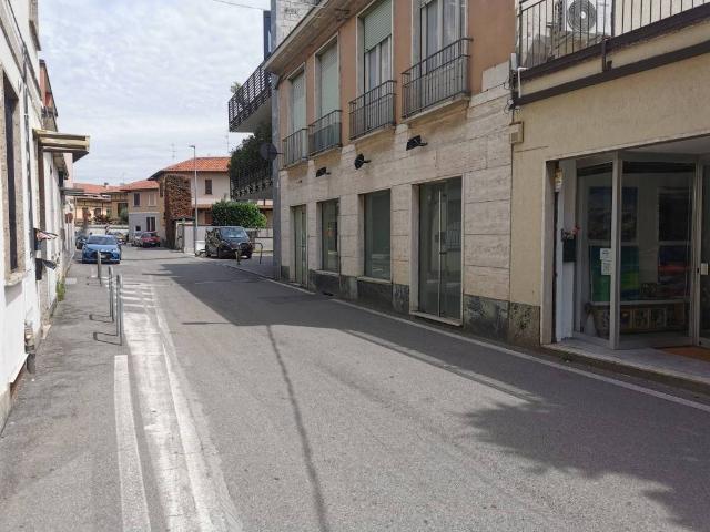 Locale Commerciale in affitto a Concorezzo, Lombardia