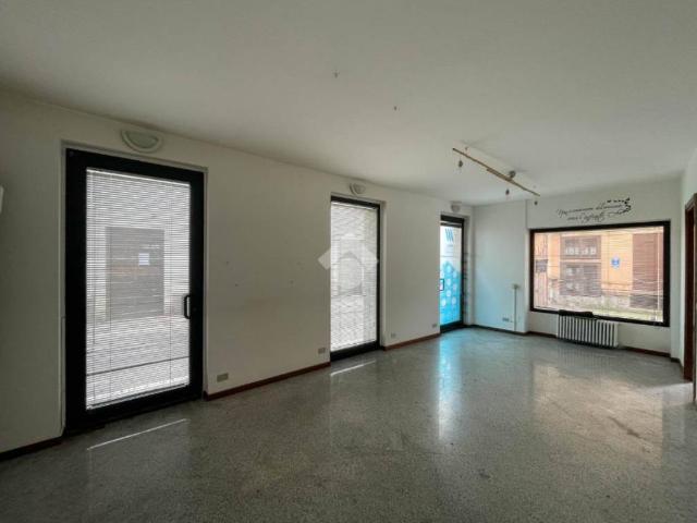 Locale Commerciale in affitto a Concorezzo, Lombardia
