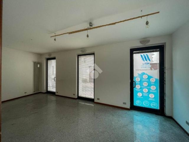 Locale Commerciale in affitto a Concorezzo, Lombardia