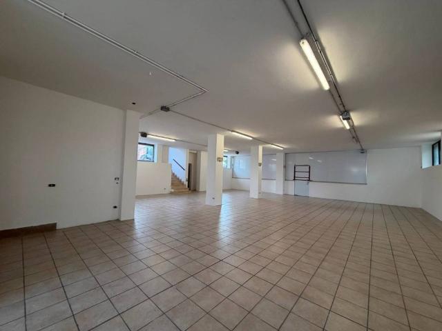 Locale Commerciale in affitto a Concorezzo, Lombardia