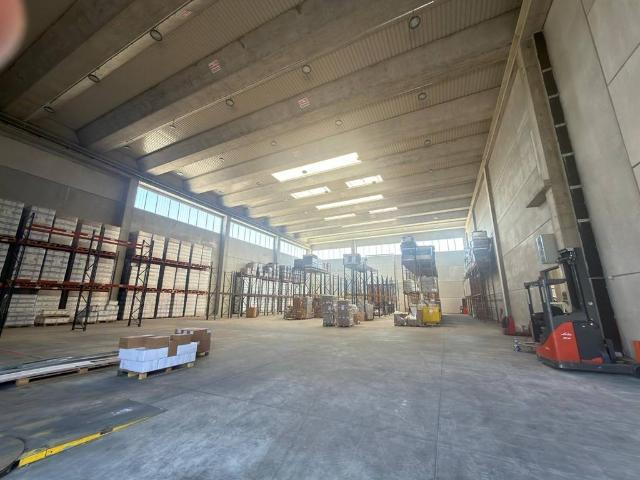 Locale Commerciale in affitto a Concorezzo, Lombardia