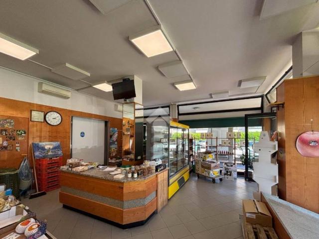 Locale Commerciale in affitto a Concorezzo, Lombardia