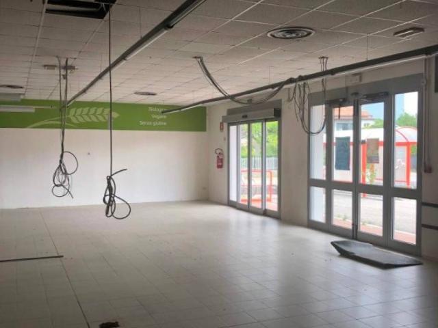 Locale Commerciale in affitto a Parè, Conegliano