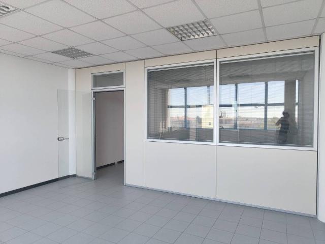 Locale Commerciale in affitto a Campolongo, Conegliano