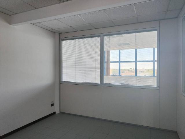 Locale Commerciale in affitto a Campolongo, Conegliano