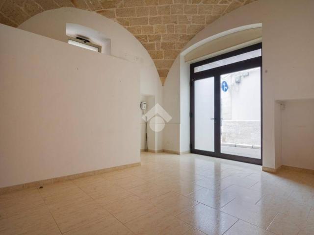 Locale Commerciale in affitto a Puglia, Bari