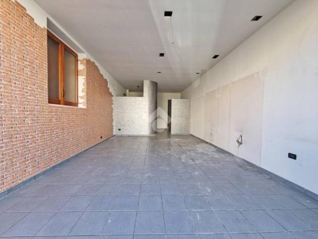 Locale Commerciale in affitto a Puglia, Bari