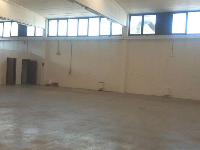 Locale Commerciale in affitto a Unione Terre e Fiumi, Copparo