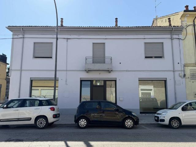 Locale Commerciale in affitto a Unione Terre e Fiumi, Copparo