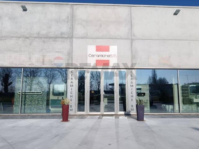 Locale Commerciale in affitto a Unione Terre e Fiumi, Copparo