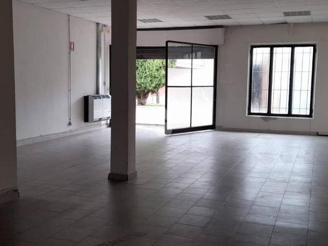Locale Commerciale in affitto a Unione Terre e Fiumi, Copparo
