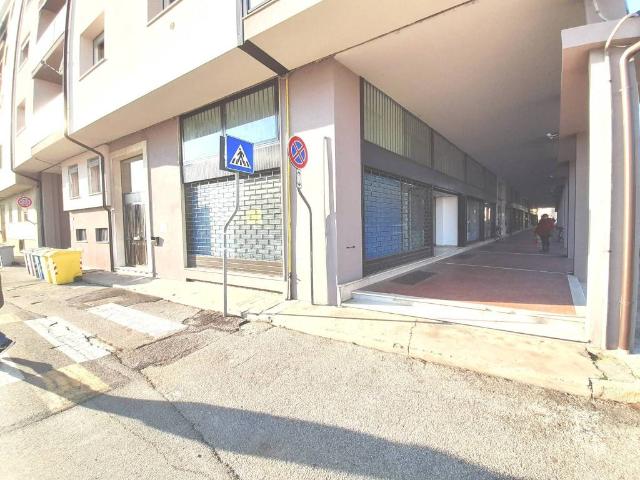 Locale Commerciale in affitto a Unione Terre e Fiumi, Copparo