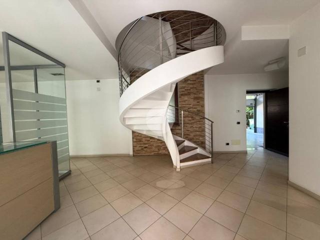 Locale Commerciale in affitto a Corbetta, Lombardia