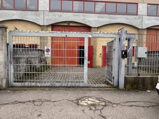 Locale Commerciale in affitto a Corbetta, Lombardia