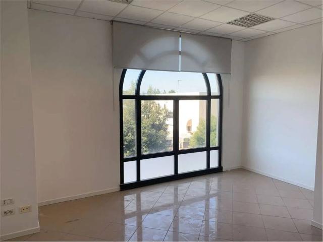 Locale Commerciale in affitto a Corciano, Perugia