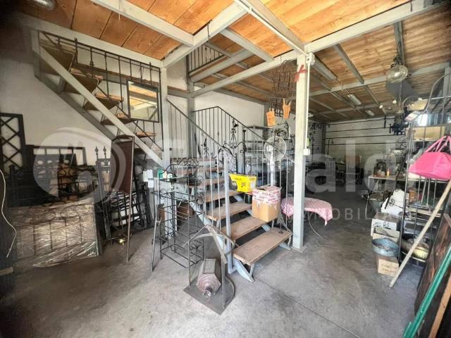 Locale Commerciale in affitto a Corciano, Umbria