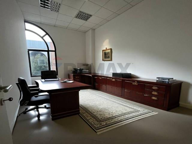 Locale Commerciale in affitto a Chiugiana, Corciano