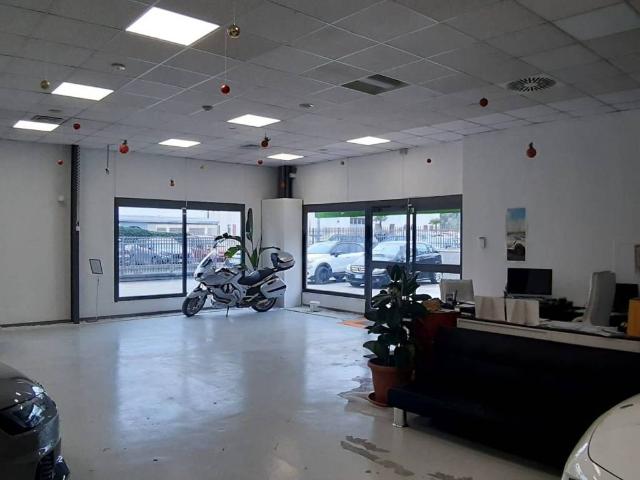 Locale Commerciale in affitto a Ellera, Corciano