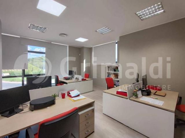 Locale Commerciale in affitto a Corciano, Perugia