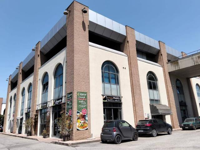 Locale Commerciale in affitto a Corciano, Perugia