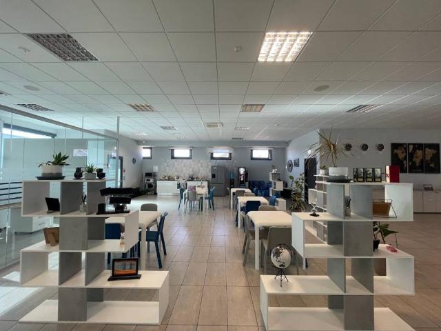 Locale Commerciale in affitto a Taverne Di Corciano, Corciano