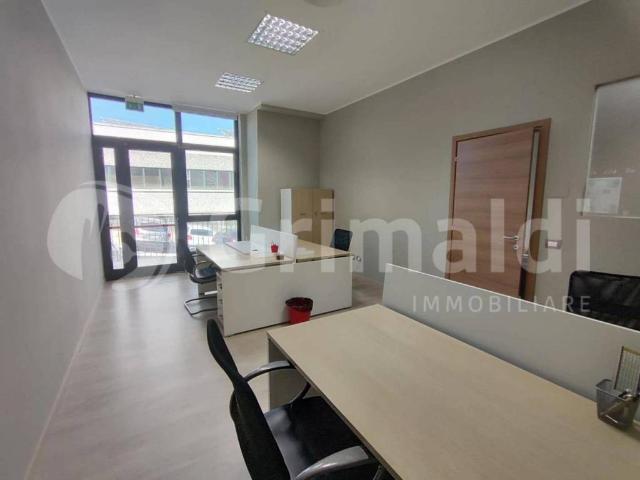 Locale Commerciale in affitto a La Commenda, Corciano