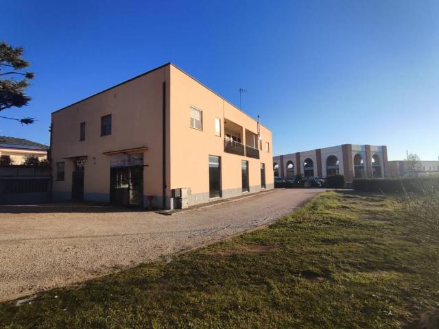 Locale Commerciale in affitto a Chiugiana, Corciano
