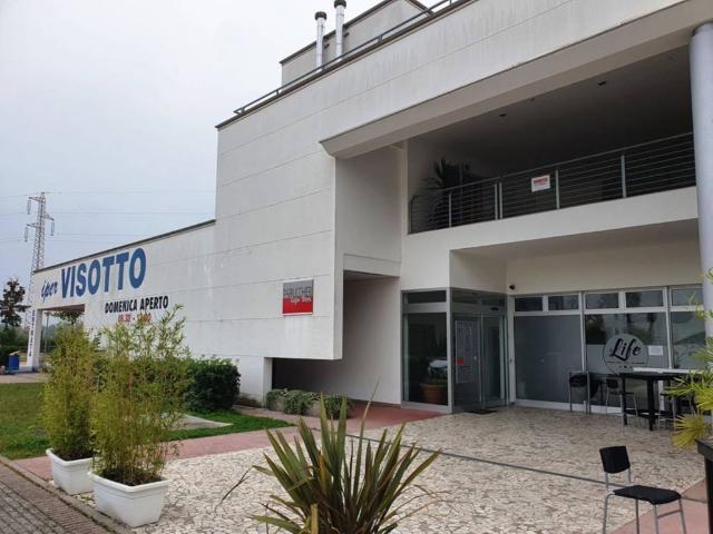 Locale Commerciale in affitto a San Giacomo, Cordenons