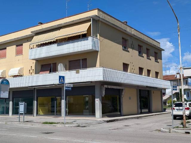 Locale Commerciale in affitto a Sclavons, Cordenons