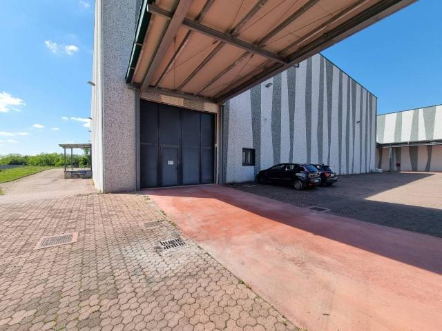 Locale Commerciale in affitto a Cornate D'adda, Lombardia