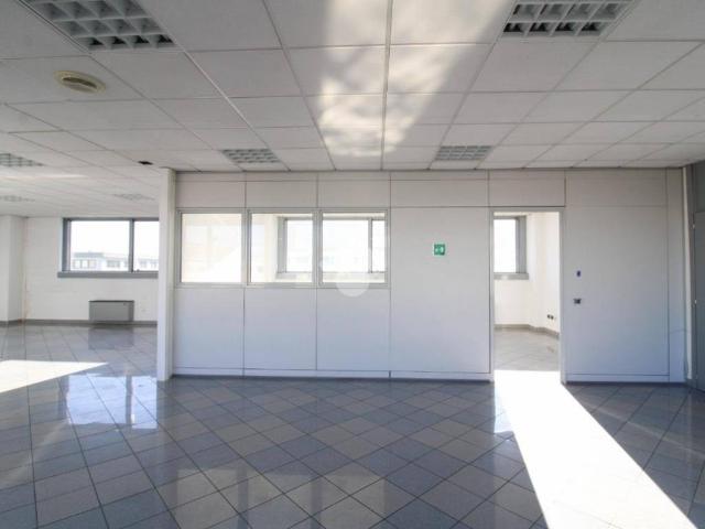 Locale Commerciale in affitto a Cornate D'adda, Lombardia
