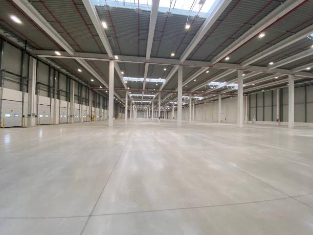 Locale Commerciale in affitto a Cornate D'adda, Lombardia