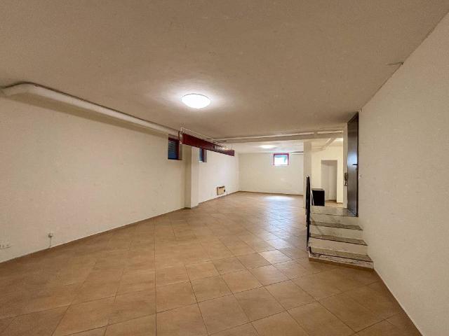 Locale Commerciale in affitto a Cornate D'adda, Lombardia