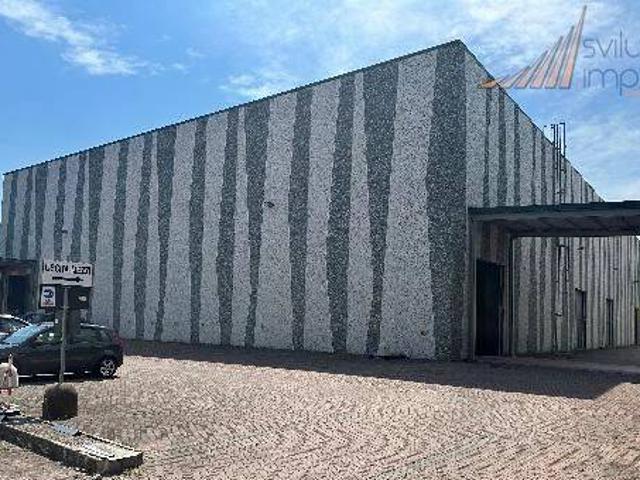 Locale Commerciale in affitto a Cornate D'adda, Lombardia